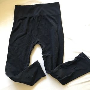 Like-new avocado cropped black leggings